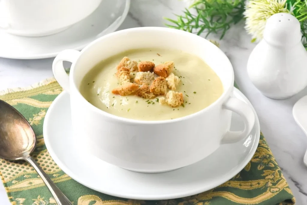 Vichyssoise Tradicional: La Cremosa Delicia de 5 Ingredientes que Conquistará tu Paladar